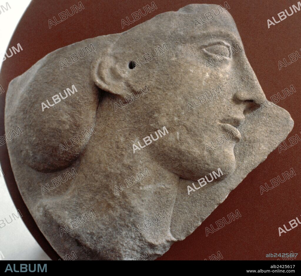 ARTE GRIEGO. GRECIA. "DISCO DE MELOS". Relieve realizado en estilo severo en los talleres de las Cícladas. Representa un ROSTRO DE MUJER con cabellera recogida detrás por medio de una redecilla (SAKOS) y una cinta dorada. Posiblemente se trate de AFRODITA. Hacia el 460 a. C. Museo Arqueológico Nacional. Atenas.