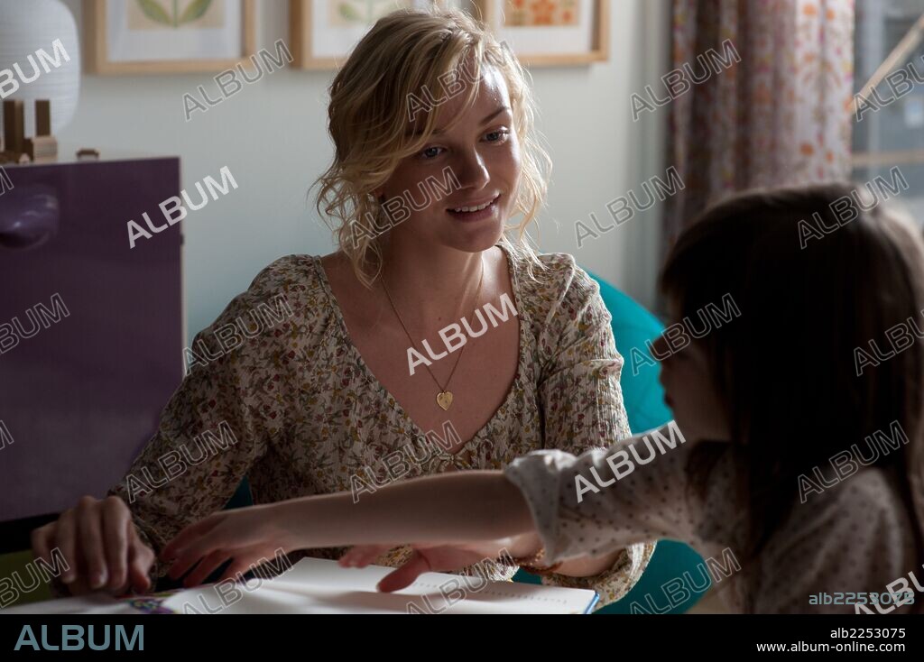 JOANNA VANDERHAM in WHAT MAISIE KNEW, 2012, directed by DAVID SIEGEL and SCOTT MCGEHEE. Copyright RED CROWN PRODUCTIONS.