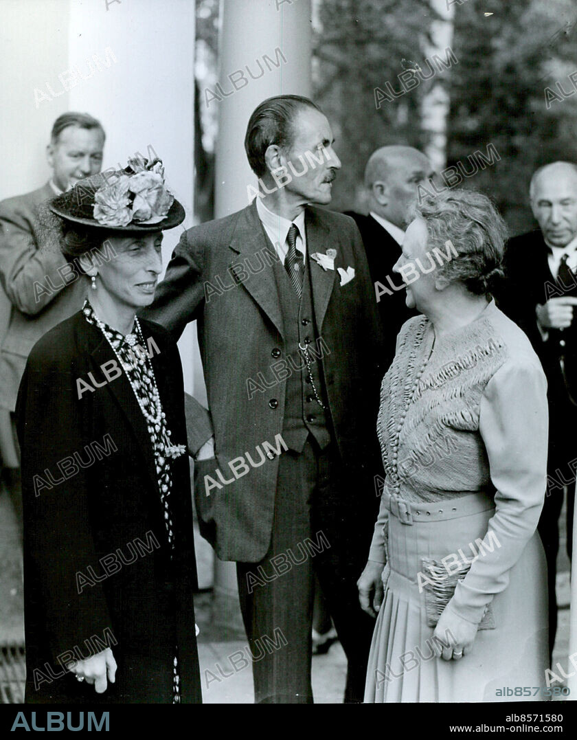 Kumla 1943-08-29. Kronprinsessan Louise Mountbatten och fru Bosson firar den svenska folkhögskolans 75-årsjubileum på Tärna folkhögskola. I mitten rektor Einar Odhner. Foto: SvD / TT / kod 12014.