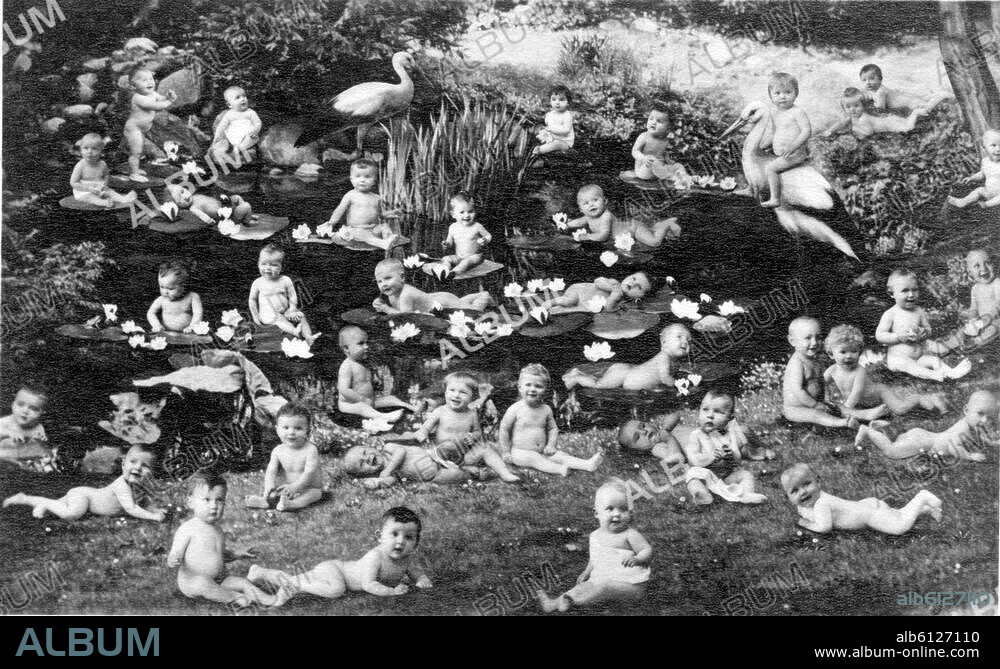 Nackte Babys im Paradies.