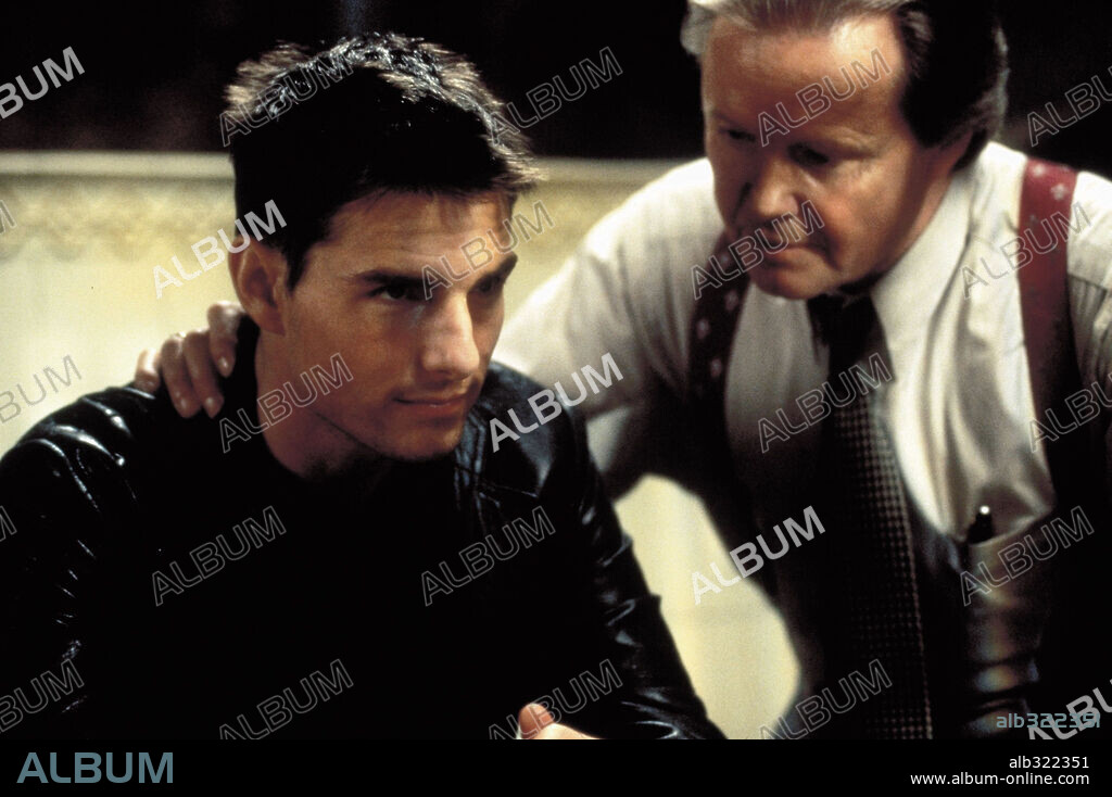 JON VOIGHT and TOM CRUISE in MISSION: IMPOSSIBLE, 1996, directed by BRIAN DE PALMA. Copyright PARAMOUNT PICTURES / CLOSE, MURRAY.