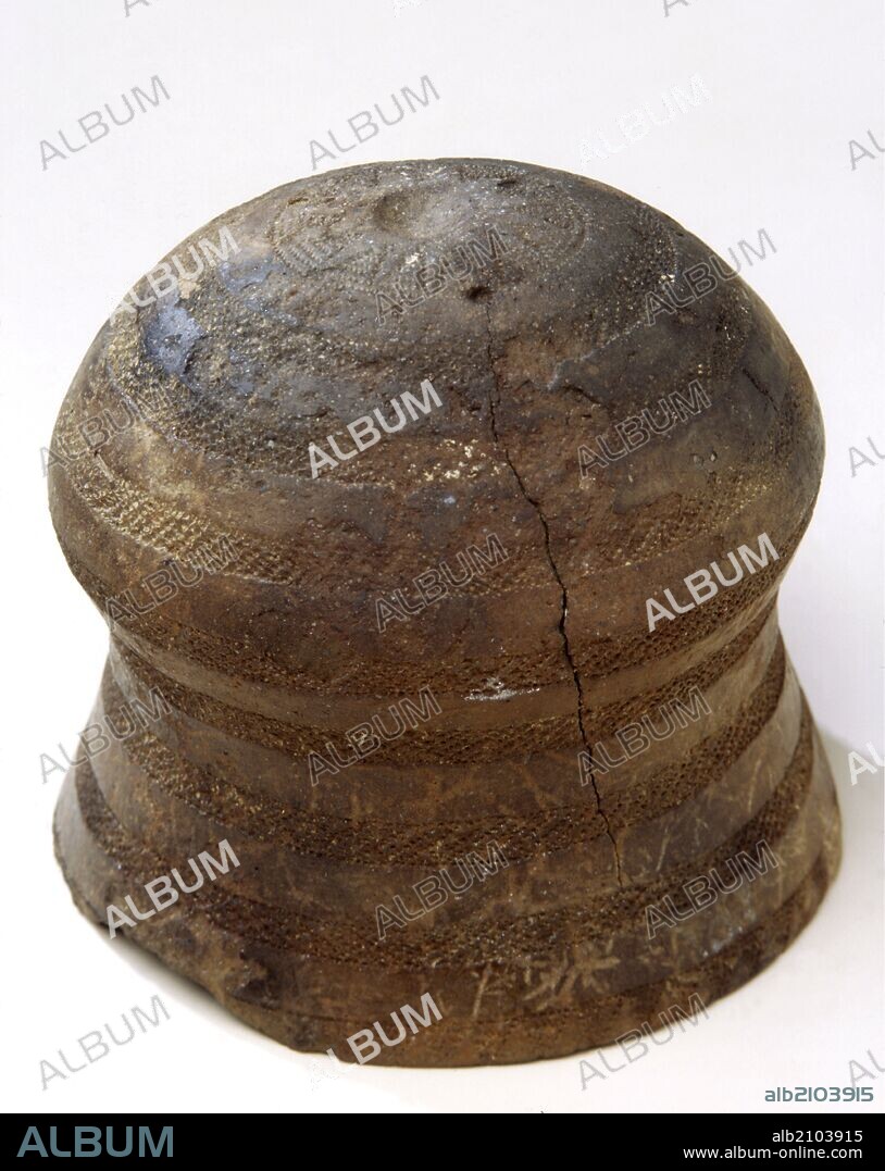VASO CAMPANIFORME TIPO CIEMPOZUELOS.CALCOLITICO CERAMICA. (DEPOSITO: MUSEO ARQUEOLOGICO NACIONAL).
