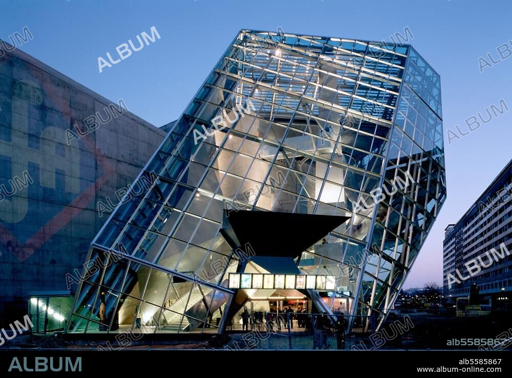 Dresden (Sachsen), UFA Kino Kristallpalast (erb. 1998; Arch.: COOP Himmelblau). Außenansicht. Foto (Florian Monheim).