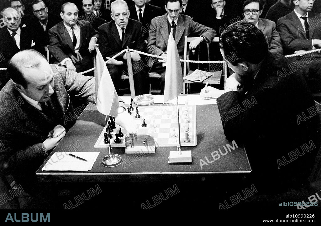 STOCKHOLM 1962-02-25. Spanska Schackspelaren Arturo Pomar (t.v) spelar ett dragmot Soviets Tigran Petrosjan under interzonala schackturneringen i Stockholm 1962. _______. Spanish chessplayer Arturo Pomar, left, makes a move against his opponent, Soviet Union's Tigran Petrosian, during the Stockholm Interzonal Chess Tournament held in Stockholm, Sweden on February 25, 1962. Held from January 27 until March 6, 1962, the Interzonal tournament in Stockholm was a 23-player round robin, with six players qualifying for the Curacao Candidates (1962) stage. Photo: Olle Seijbold / Dagens Nyheter / TT / Code: 51. ***SvD OUT***.