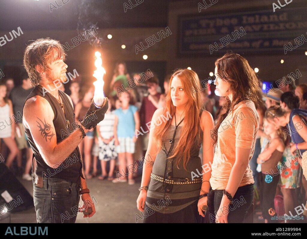 CARLY CHAIKIN, MILEY CYRUS and NICK LASHAWAY in THE LAST SONG, 2010, directed by JULIE ANNE ROBINSON. Copyright OFFSPRING ENTERTAINMENT/TOUCHSTONE PICTURES / EMERSON, SAM.