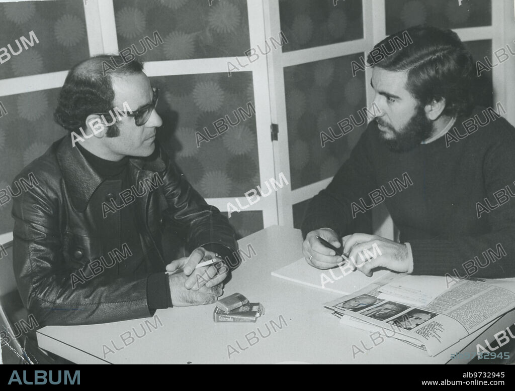 Madrid, abril de 1972.  Joaquín Salvador, «Quino», creador de Mafalda, durante una entrevista con Miguel Fernández Braso.