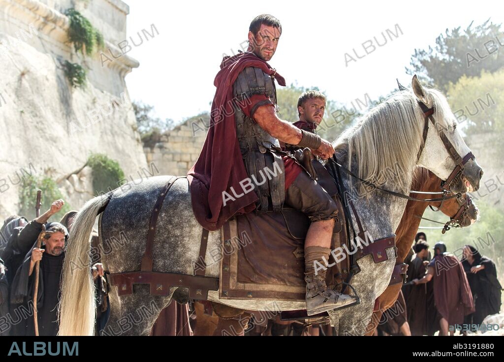 JOSEPH FIENNES and TOM FELTON in RISEN, 2016, directed by KEVIN REYNOLDS. Copyright LD ENTERTAINMENT/AFFIRM FILMS/COLUMBIA PICTURES/PATRICK AIEL.