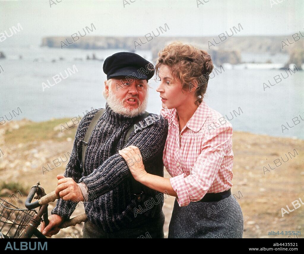 HELEN REDDY y MICKEY ROONEY en PEDRO Y EL DRAGÓN ELLIOT, 1977 (PETE'S DRAGON), dirigida por DON CHAFFEY. Copyright WALT DISNEY PRODUCTIONS.