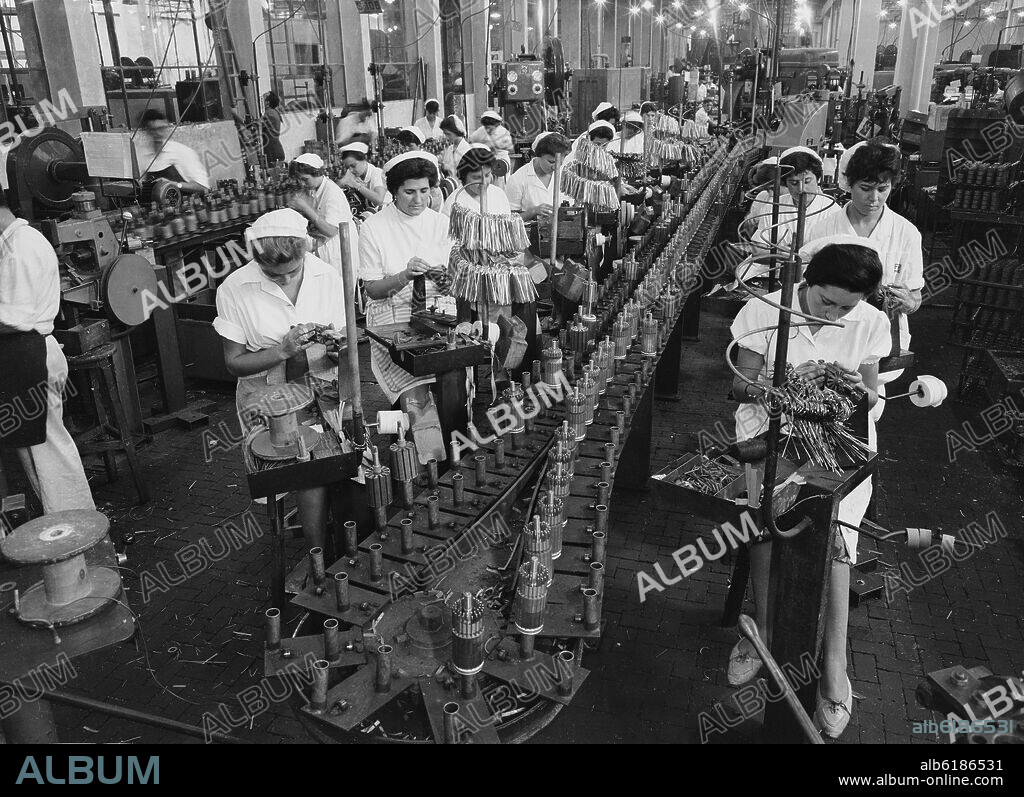 MUJERES TRABAJANDO EN UNA CADENA DE MONTAJE - FOTOGRAFIA EN BLANCO Y NEGRO - AÑOS 60.