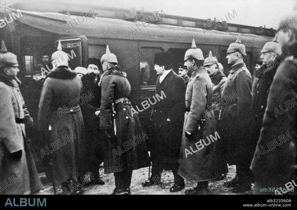Orig. bildtext... ETT 25-ÅRSMINNE. Den 3:e mars 1918 slöts fred mellan Tyskland och Ryssland i Brest Litovsk. Vår bild visar: Den ryska förhandlingsdelegationen med Trotskij i spetsen mottages av tyska officerare. Anm. Brest-Litovsk, nuv Brest, stad i Vitryssland Delegationer Delegater Förhandlingar Fredsförhandlingar Officerare Pickelhuvor Järnvägsvagnar CD298 persons: LEO TROTSKIJ sites: TYSKLAND*;BREST-LITOVSK;VITRYSSLAND;RYSSLAND PhotoDate:1918-??-??.