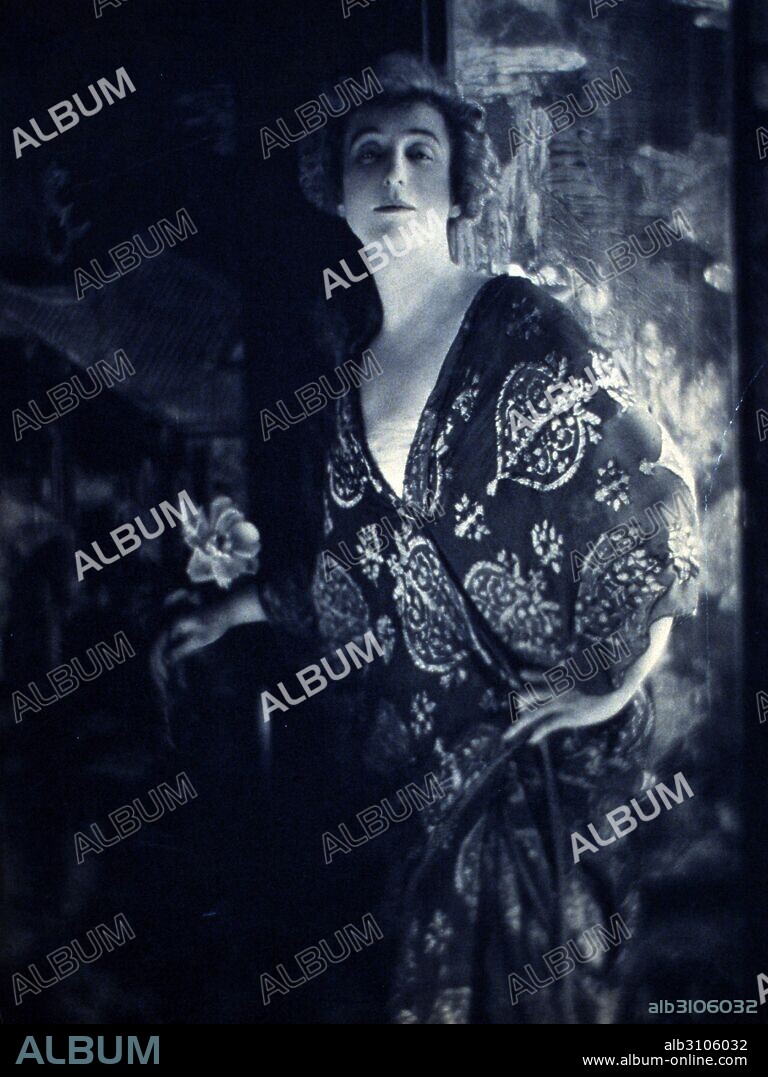Ava Lowle Willing wife of Colonel John Jacob Astor IV, by photographer Frances Johnston, 1900.