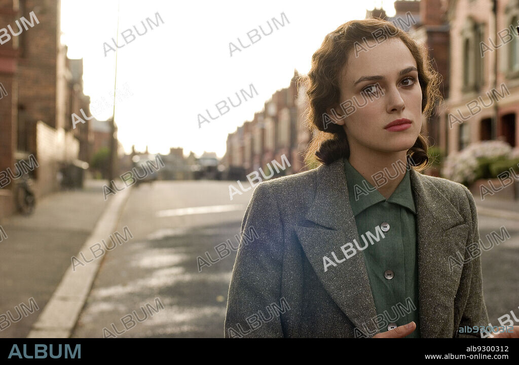 KEIRA KNIGHTLEY in ATONEMENT, 2007, directed by JOE WRIGHT. Copyright WORKING TITLE FILMS.