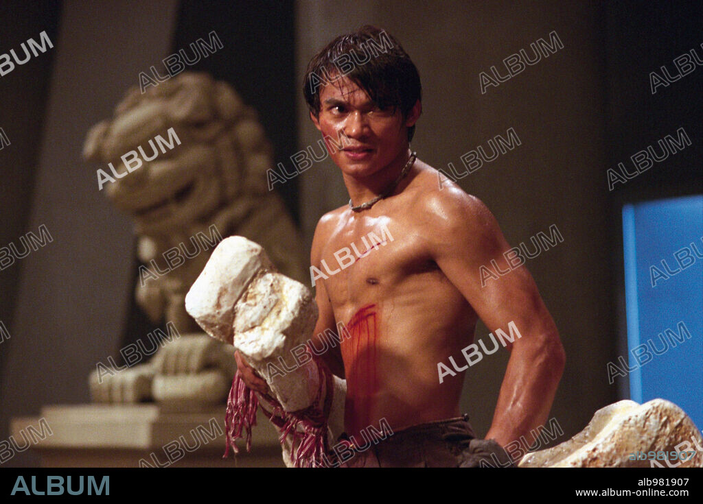 TONY JAA in TOM YUM GOONG, 2005, directed by PRACHYA PINKAEW.