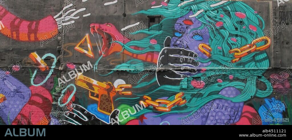 ilustración de mujer con la boca tapada, cadenas rotas, serpiente y arma, todo muy colorido, graffiti mural, plaza de las glorias; distrito San Martin, Barcelona, en 2014.