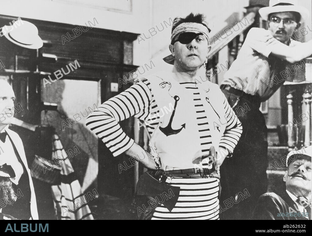 JACQUES TATI en LAS VACACIONES DEL SEÑOR HULOT, 1953 (LES VACANCES DE MONSIEUR HULOT), dirigida por JACQUES TATI. Copyright CADY/DISCINA.