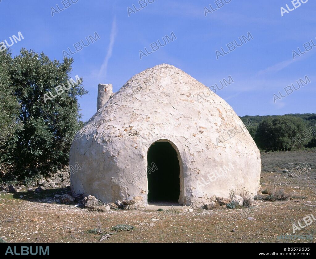 CABAÑA PARA PASTORES DE PIEDRA Y ADOBE BLANQUEADA.