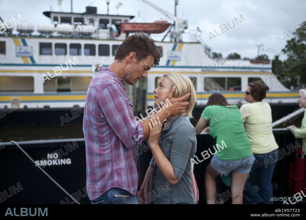 JOSH DUHAMEL and JULIANNE HOUGH in SAFE HAVEN, 2013, directed by LASSE HALLSTROM. Copyright NICHOLAS SPARKS PRODUCTIONS.