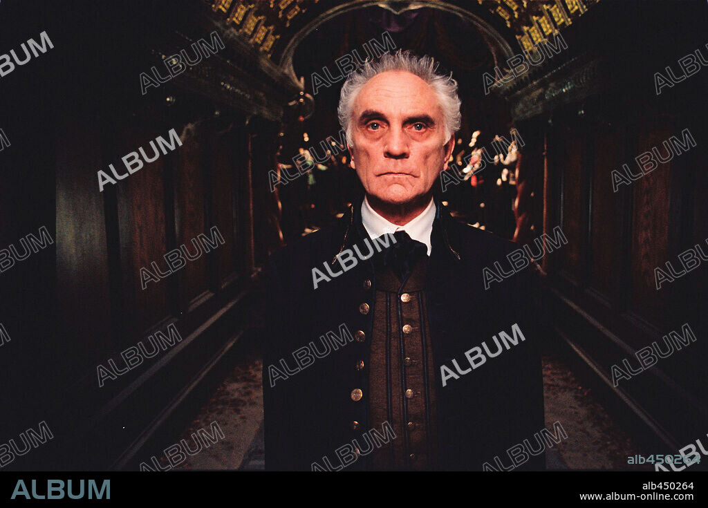 TERENCE STAMP en LA MANSION ENCANTADA, 2003 (THE HAUNTED MANSION), dirigida por ROB MINKOFF. Copyright DISNEY ENTERPRISES / McBROOM, BRUCE.
