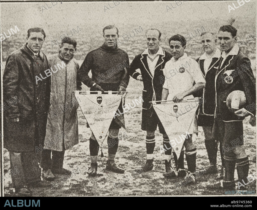 Valencia, 03/02/1929. Final de la Copa del Rey disputada en el estadio de Mestalla entre el Real Madrid y el Español, que terminó con la victoria de los de Barcelona por 2 a 1. En la imagen, los capitanes de ambos equipos Zamora y Quesada junto al cuerpo arbitral.