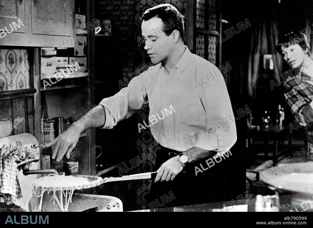 JACK LEMMON und SHIRLEY MACLAINE in THE APARTMENT, 1960, unter der Regie von BILLY WILDER. Copyright UNITED ARTISTS.