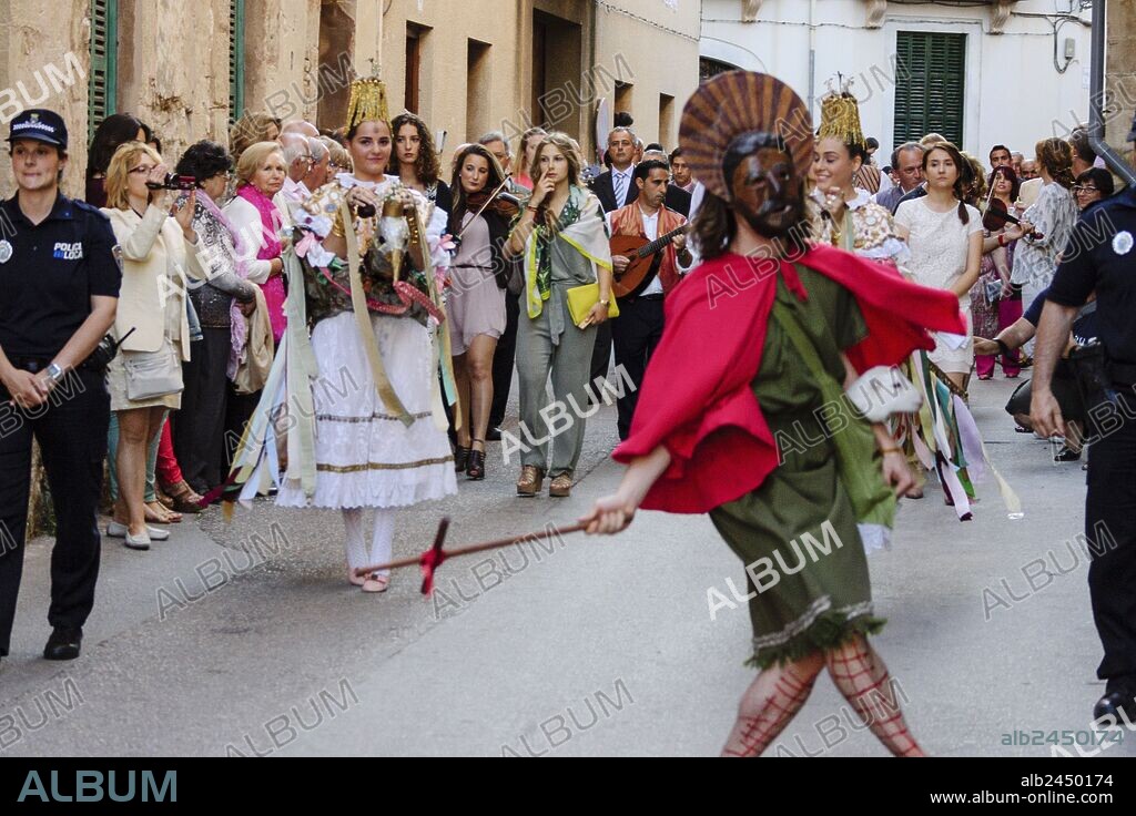 baile de las Aguilas y de Sant Joan Pelos, baile medieval originario de cataluña y el pais valenciano, procesion del Corpus, Pollença. Mallorca. Islas Baleares. Spain.