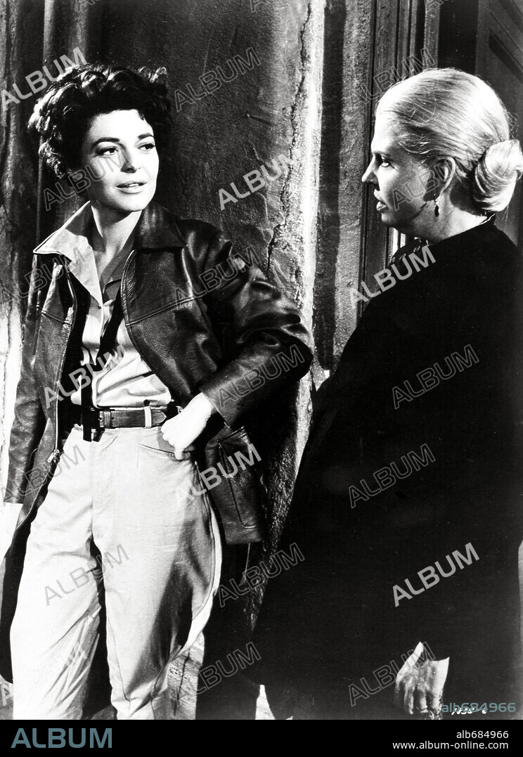 ANNE BANCROFT y BETTY FIELD en SIETE MUJERES, 1966 (7 WOMEN), dirigida por JOHN FORD. Copyright M.G.M.