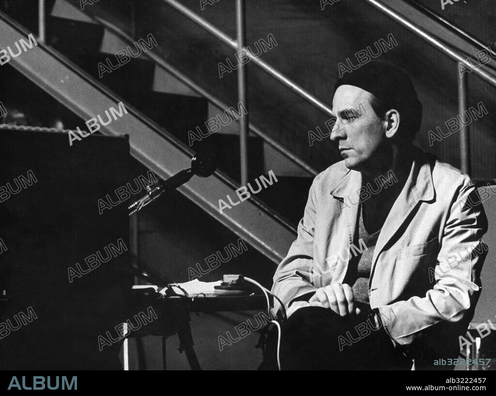 Orig. bildtext... ETT DRÖMSPEL 60-63/38 Not. Ett drömspel Anm. I. Bergman, 1918-2007, film- och teaterregissör, författare. Ett drömspel av August Strindberg i regi av Ingmar Bergman Sänt första gången 1963-05-02 Profiler Regissörer Basker Kavajer CD456 persons: INGMAR BERGMAN sites: SVERIGE PhotoDate:1963-??-??.