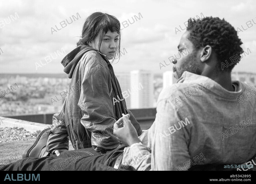 LUCIE ZHANG and MAKITA SAMBA in PARIS,13TH DISTRICT, 2021 (OLYMPIADES, PARIS 13E, LES), directed by JACQUES AUDIARD. Copyright WHY NOT PRODUCTIONS/PAGE 114.