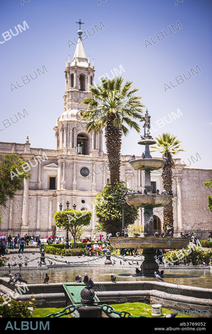 Plaza de Armas fountain and Basilica Cathedral of Arequipa, UNESCO World Heritage Site, Arequipa, Peru, South America.