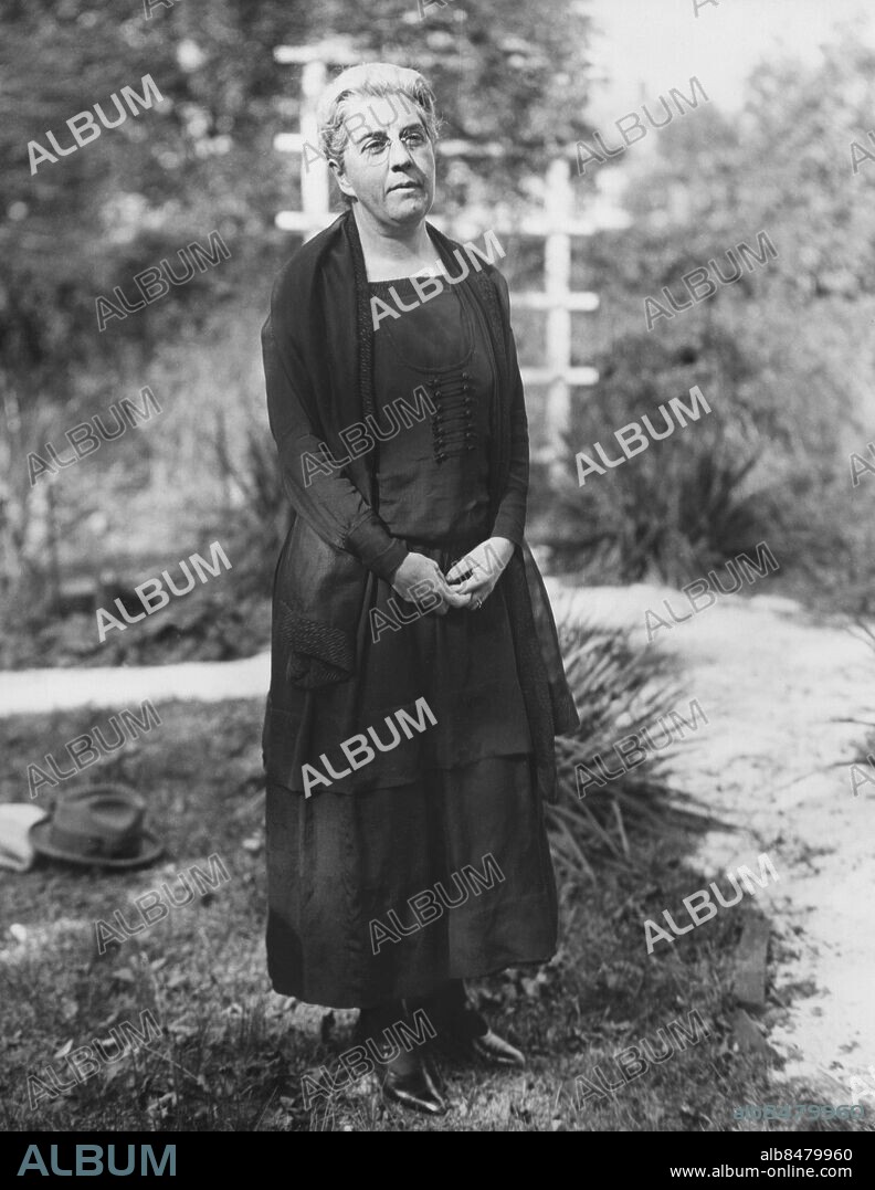 Orig. bildtext... MRS FRANCIS S HALL ARRESTED ON NEW EVIDENCE IN HALL-MILLS MURDER CASE. New Brunswick, N.J. The sensational Hall-Mills murder case has again come into the limelight after four years, when Mrs Francis S Hall, widow of the Reverend Edward W Hall, pastor of the Protestant Epeicopal Church of New Brunswick, who was shot and killed with Mrs Eleanor Mills, choir singer in his church, on the morning of September 14th, 1922, was arrested last night in her home at New Brunswick charged with the murder of her husband. The warrant on which the arrest was made had been sworn out by Prosecutor Francis Bergen, of Somerset County, on the borderline of which the bodies of the clergyman and the choir singer were found underneath a crab apple tree. Photo shows Mrs Francis S Hall, who when arrested refused to make any statement until she is informed on what evidence her arrest is based. persons: FRANCIS HALL sites: USA.