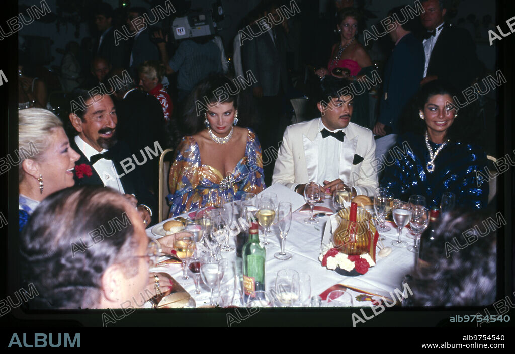 Marbella, 08/08/1985. Gala benéfica de la Cruz Roja celebrada en el hotel Los Monteros. De izquierda a derecha: Margit Ohlson, Jaime de Mora y Aragón, Lamia Kashogui, hombre desconocido y Nabila Kashogui.