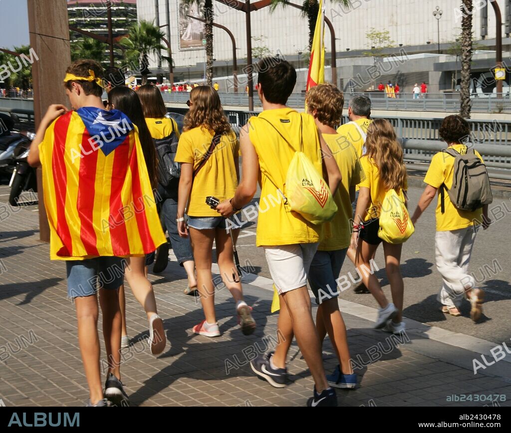 "DIADA NACIONAL DE CATALUNYA" (11 DE SEPTIEMBRE DE 2014). Concentración denominada "VIA CATALANA 2014" que congregó a millares de personas a lo largo de la Diagonal y la Gran Via de les Corts Catalanes. La movilización reivindicaba la posibilidad de votar una consulta el 9 de noviembre de 2014. Organizada por "ARA ES L'HORA", campaña unitaria impulsada por l'Assemblea Nacional Catalana" (ANC) y "Omnium Cultural". Grupo de adolescentes acudiendo al acto. Barcelona. Cataluña.