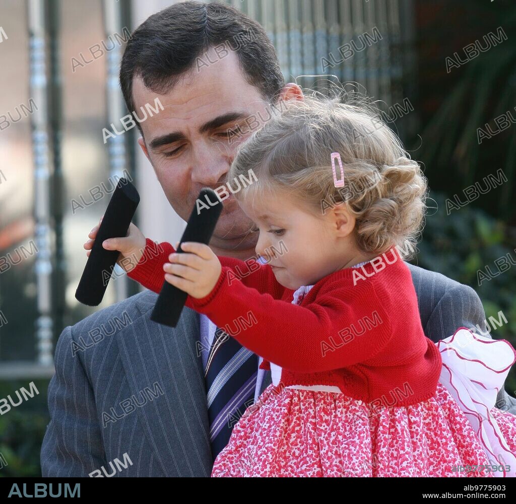 Madrid 04-05 2007 Presentation to the Media of Her Infanta Sofia Daughter of Ssaarr the Princes of Asturias Don Felipe and Mrs. Sofia Accompanied by their Daughter Leonor from the Ruber Clinic where Her Lady Leticia has given birth photo Jaime Garcia Chema Barroso and Francisco Seco Archdc.