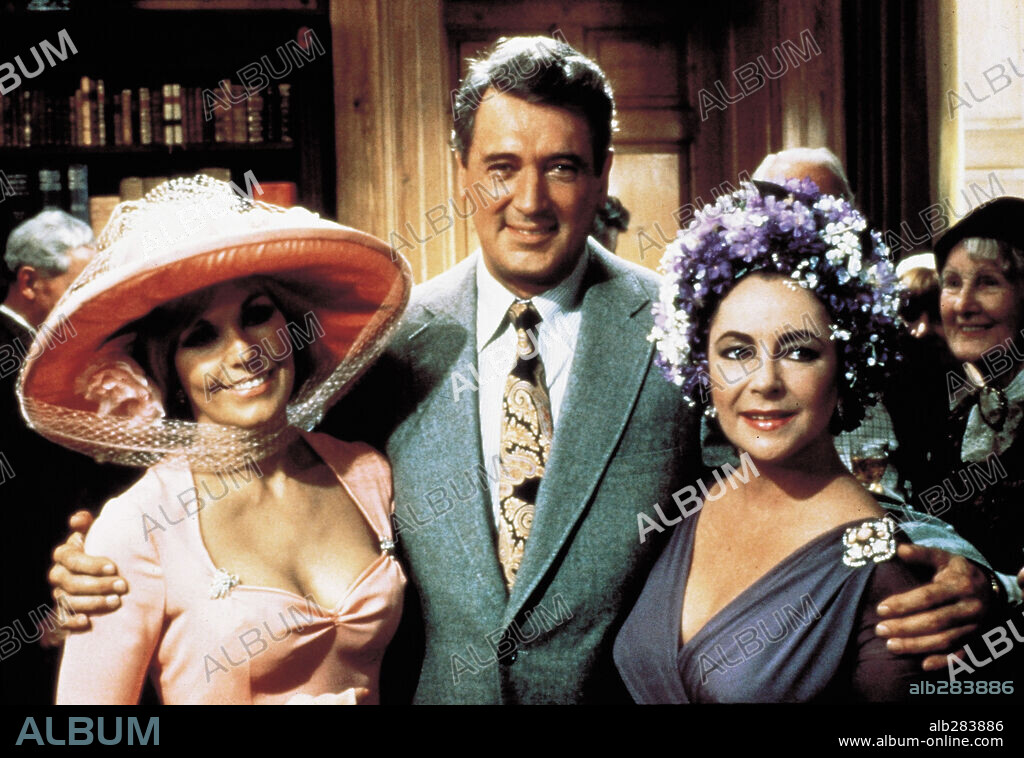 ELIZABETH TAYLOR et ROCK HUDSON dans THE MIRROR CRACK'D, 1980, réalisé par GUY HAMILTON. Copyright UNIVERSAL PICTURES.