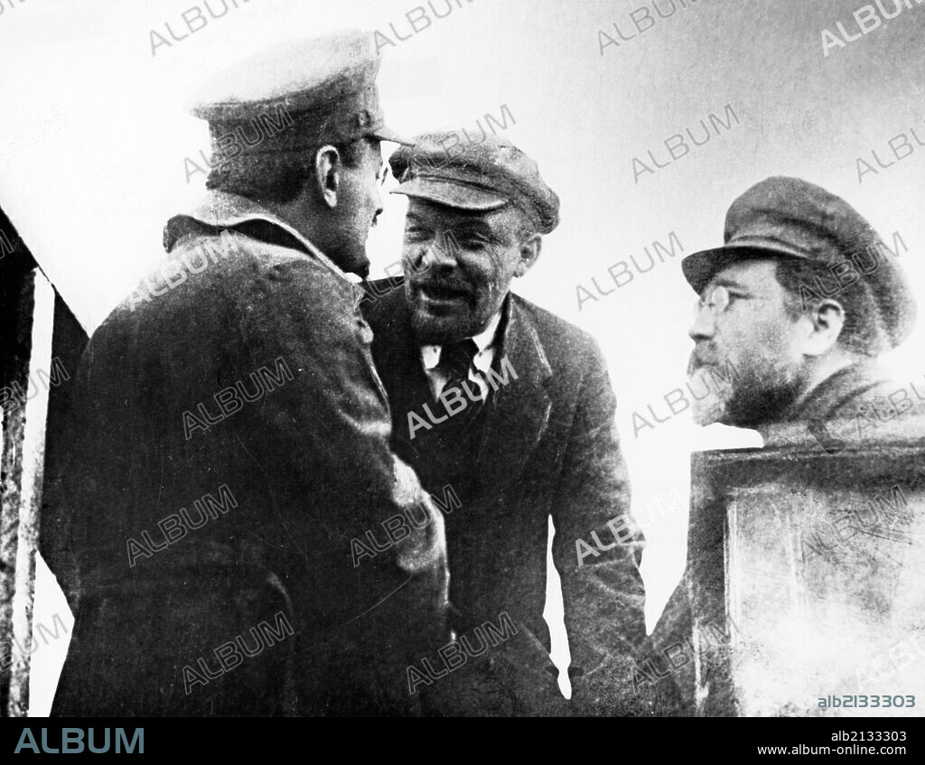 Vladimir lenin, leo trotsky, and lev kamenev on sverdlovsk square in moscow, may 1920.