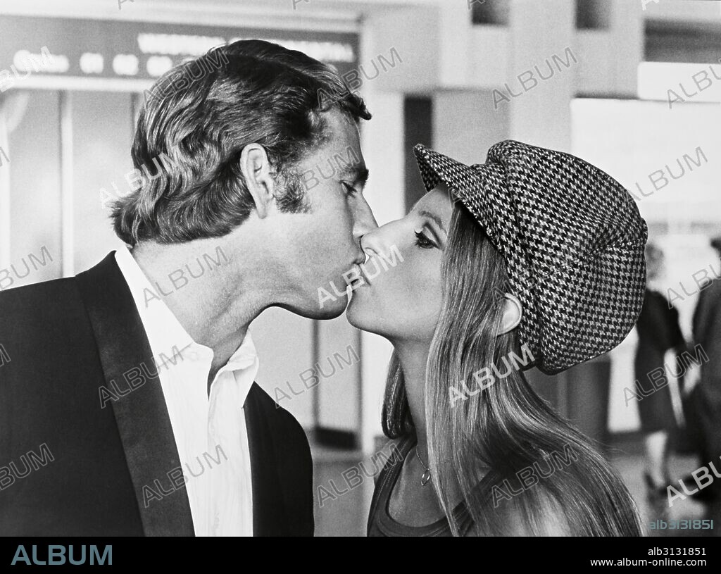 RYAN O'NEAL und BARBARA STREISAND. BARBRA STREISAND und RYAN O'NEAL in WHAT'S UP DOC?, 1972, unter der Regie von PETER BOGDANOVICH. Copyright WARNER BROTHERS.