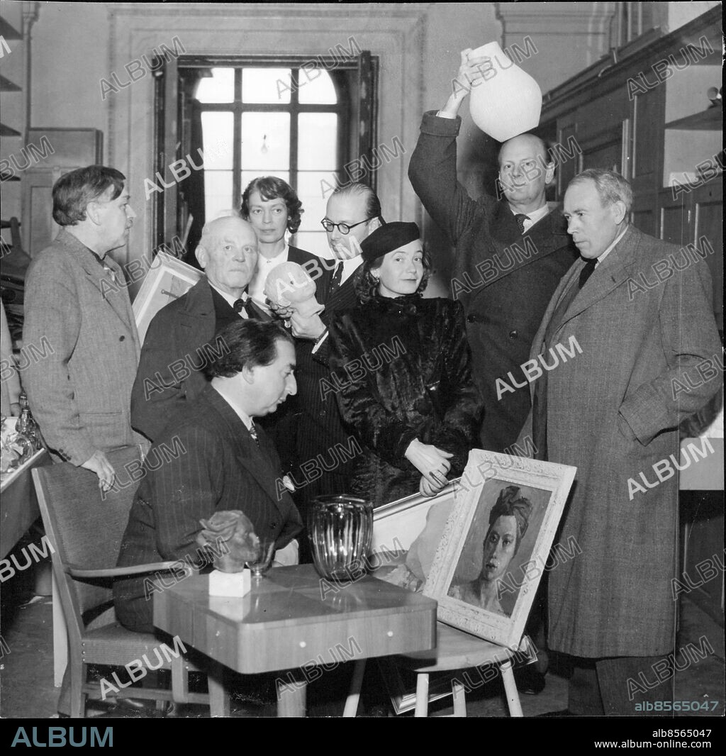 Stockholm 1943-10-28. Inför den stora försäljningsutställningen till förmån för danska flyktingar i Nationalmuseum. Stående I. Johnsson, O. Hullgren, fru Sköld, dr Hernmarck, fru Ana Wilhelmsson-lagerman, Kurt Jungstedt och skulptör Nils Möllerberg. Sittande Isaac Grünewald. Foto: SvD / TT / kod 12014.