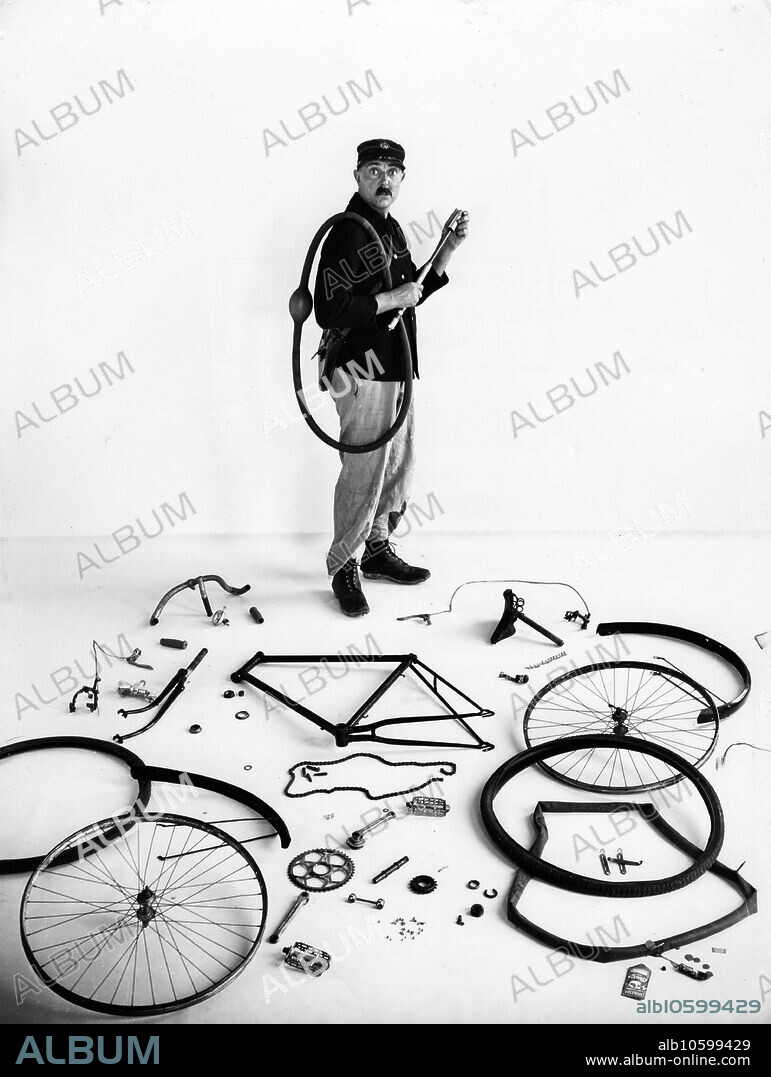 ROBERT DOISNEAU. Le vélo de Tati.