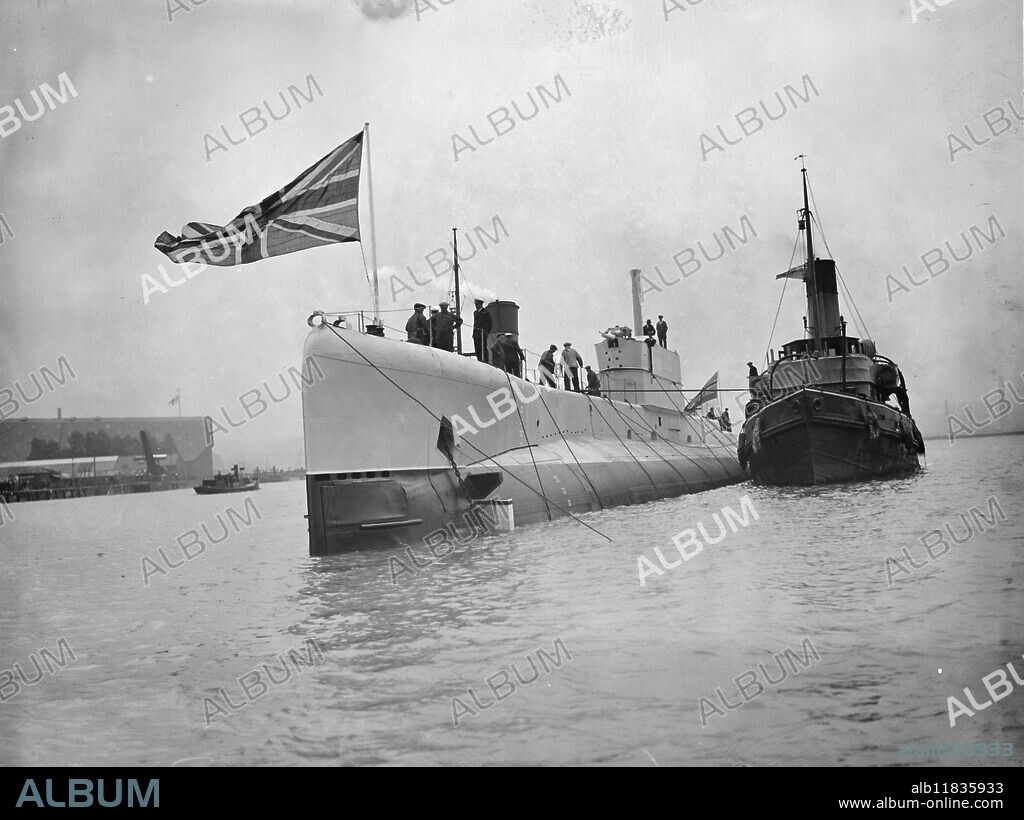First British submarine with a name , newest type of vessel launched at Chatham . The HMS Oberon ( P21 ) an Odin-class submarine being escorted by admiralty tugs . 25 September 1926.
