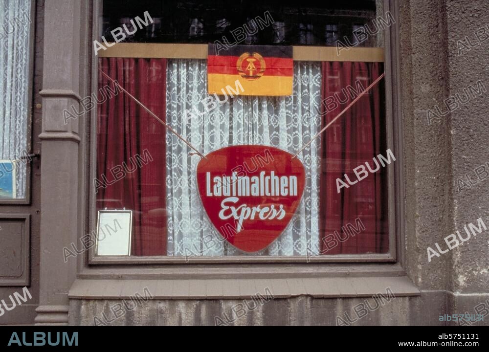 zu: Mode / Damenstrumpf. "Laufmaschen-Express" (Fenster einer Reparaturwerkstatt für Nylonstrümpfe in der Brunnenstraße in Ostberlin (DDR) ). Foto, undat.
