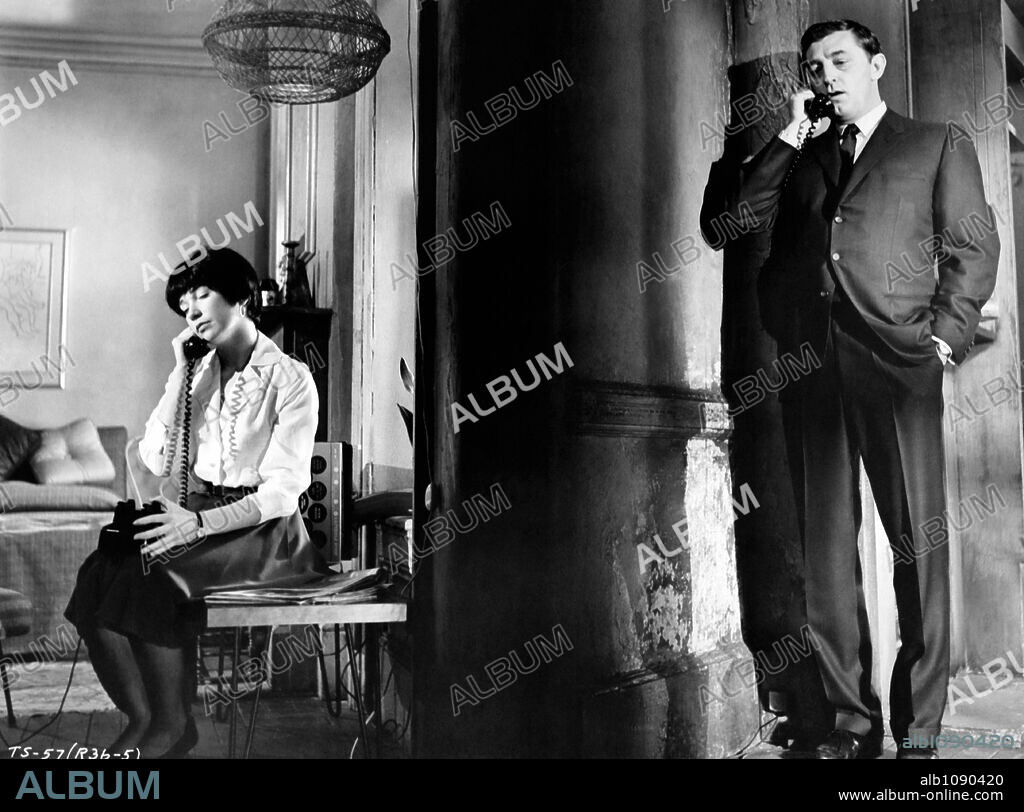ROBERT MITCHUM and SHIRLEY MACLAINE in TWO FOR THE SEESAW, 1962, directed by ROBERT WISE. Copyright UNITED ARTISTS.