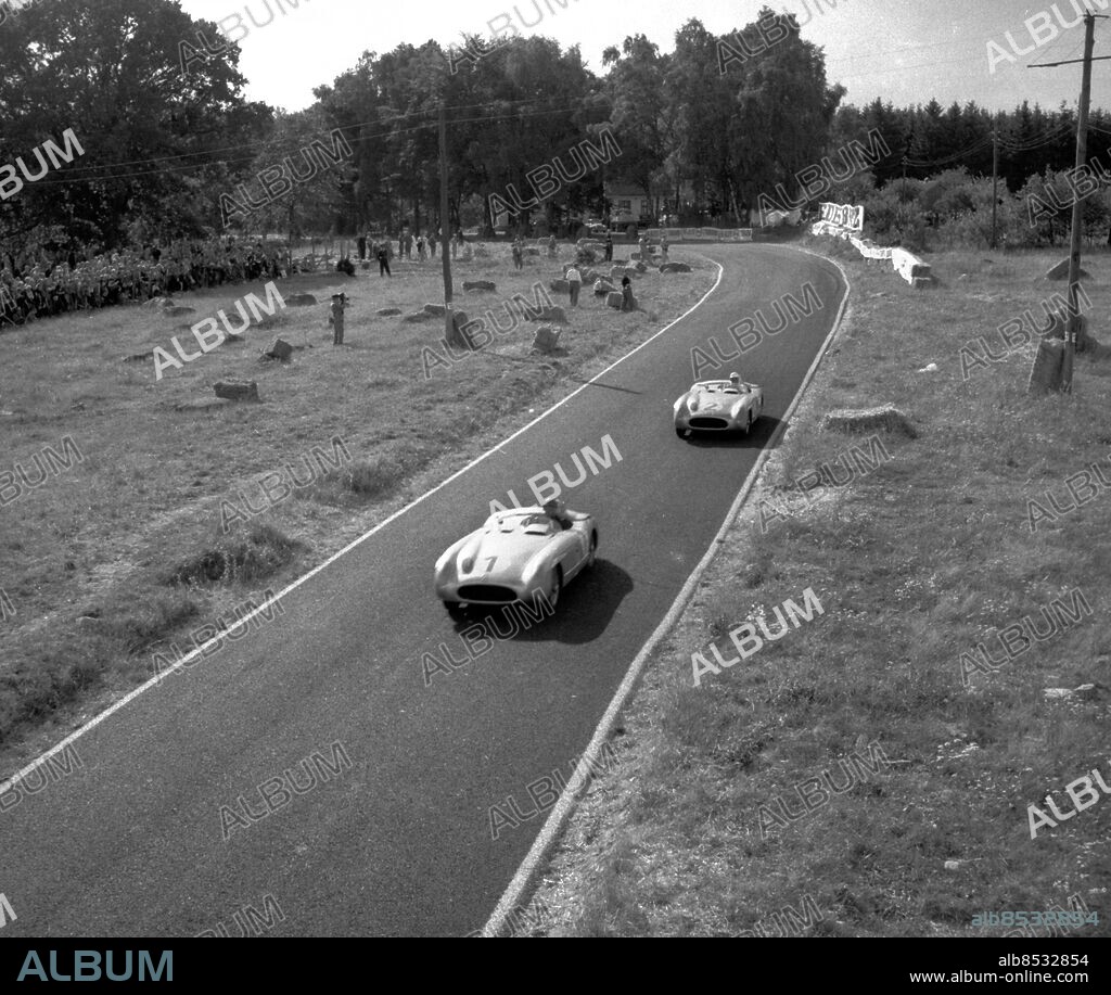 Göteborg 7 augusti 1956. Motortävlingar - Grand Prix på Råbelövsbanan i Kristianstad inför 80.000 åskådare - Juan Manuel Fangio , Mercedes-Benz vinner före Stirling Moss också Mercedes.. *** Local Caption *** GP - 9000 / plåtlådorna. KAMERAREPORTAGE.