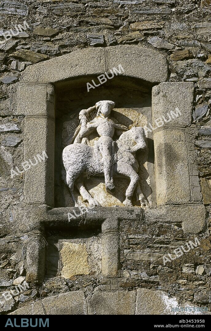 Escultura con la representación de Santiago Matamoros a caballo. Tallada en granito, se encuentra en la Puerta de Badajoz o Puerta del Cubo, en las murallas de la localidad. Zafra. Provincia de Badajoz. Extremadura. España.