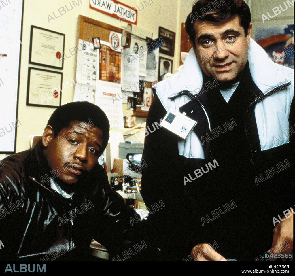 DAN LAURIA y FOREST WHITAKER en PROCEDIMIENTO ILEGAL, 1987 (STAKEOUT), dirigida por JOHN BADHAM. Copyright TOUCHSTONE PICTURES.