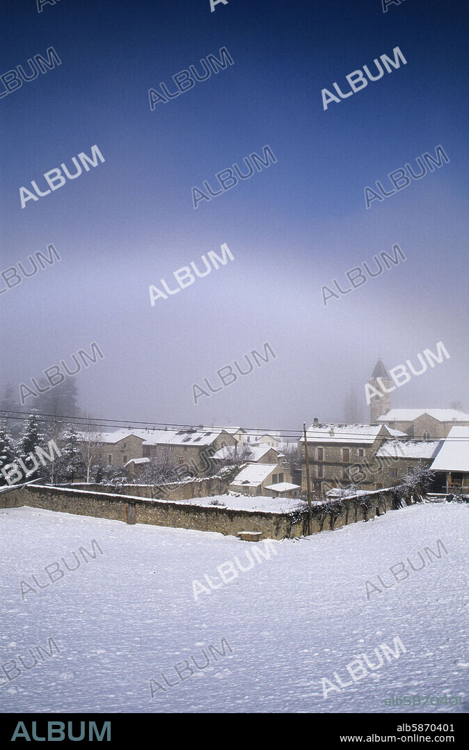Pueblo de Das (el más próximo a estacion de ski de "Masella"); paisaje invernal / nevado.