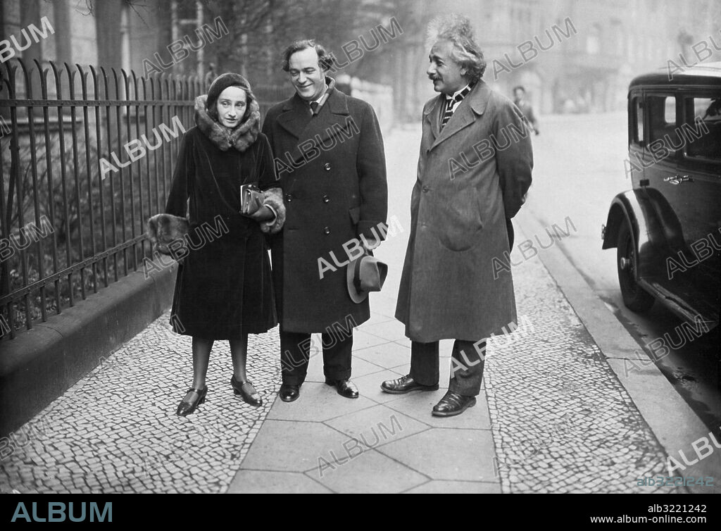 Orig. bildtext... HOCHZEIT IM HAUSE PROFESSOR EINSTEINS. Die jüngere Tochter Professor Albert Einstein, Fräulein Margot Einstein, hat sich heute mit dem russischen Physiker Dr. Dimitri Marianoff vermählt. U.B.z. Das Brautpaar und Professor Albert Einstein auf dem Wege zum Standesamt. Anm. Brudpar Äktenskap Trottoarer Pälskragar Pälskantat Kappor Överrockar Barhuvade Ingiftingar Framtidsdrömmar CD274 persons: DIMITRI MARIANOFF;ALBERT EINSTEIN;MARGOT EINSTEIN sites: TYSKLAND.