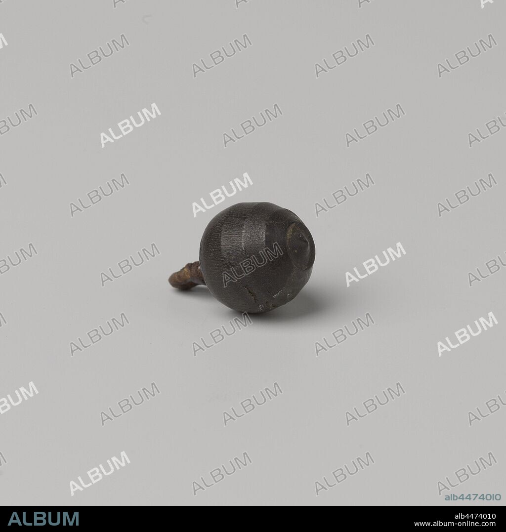 Drill bit, The flat top of the drill (where most likely the wooden handle has been) is crooked. The end of the spoon drill (hollow) is slanted. Marked: (unreadable)., anonymous, c. 1596, iron (metal), forging, d 1.7 cm × d 1.3 cm.