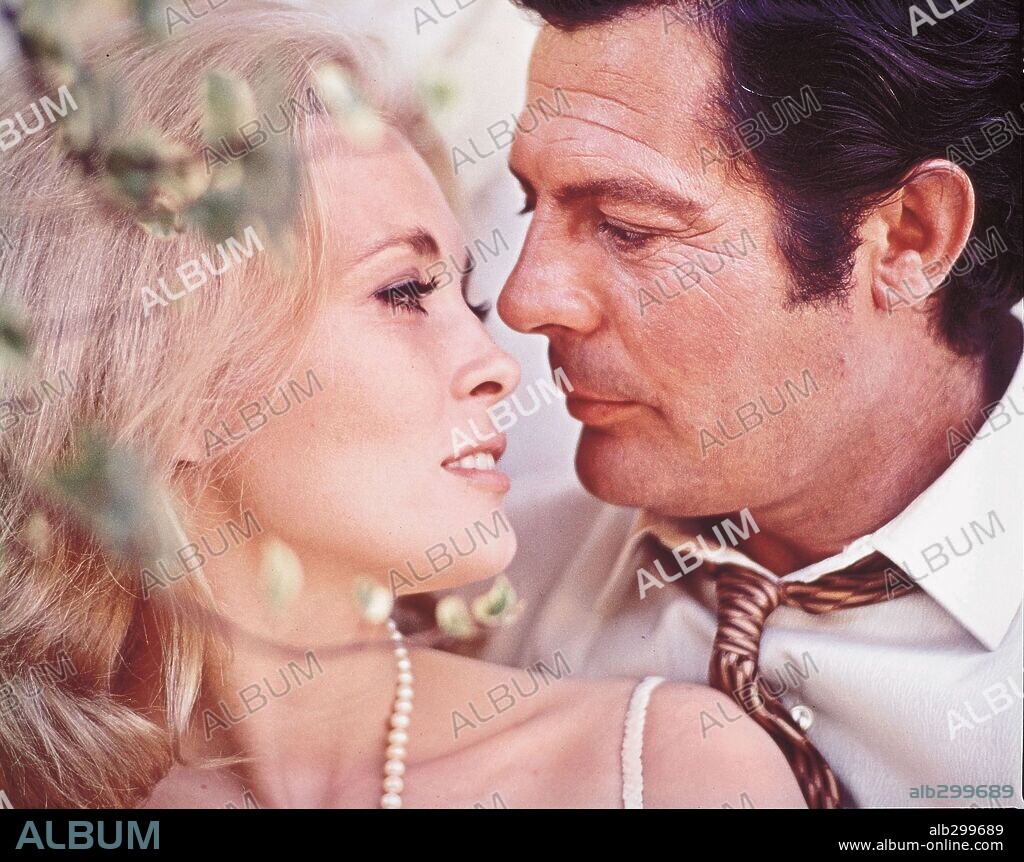 FAYE DUNAWAY and MARCELLO MASTROIANNI in PLACE FOR LOVERS, 1968 (AMANTI), directed by VITTORIO DE SICA. Copyright LES FILMS CONCORDIA.