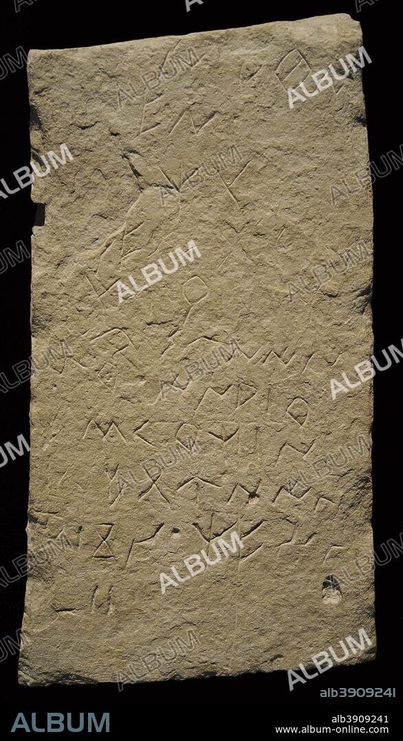 Lápida con inscripción en lengua y escritura ibérica levantina. Detalle. Siglo III a. C. Piedra caliza. Procedente de Bicorp (provincia de Valencia, Comunidad Valenciana). Museo Arqueológico Nacional. Madrid. España.
