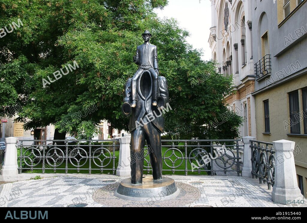 JAROSLAV RÓNA. REPUBLICA CHECA. PRAGA (PRAHA). Escultura realizada por Jaroslav Roná en homenje al escritor FRAZ KAFRA. Representa a una pequeña figura de Kafka sobre los hombros de un hombre sin cabeza, y fue inspirada en uno de los pasajes de su primer cuento "Descripción de una lucha", escrito alrededor de 1903, donde plantea la angustia del hombre frente al absurdo que le rodea. Barrio Josefov (Antiguo Barrio Judio) .